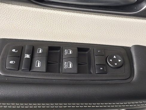 Used 2024 Chrysler Pacifica Touring-L image 22