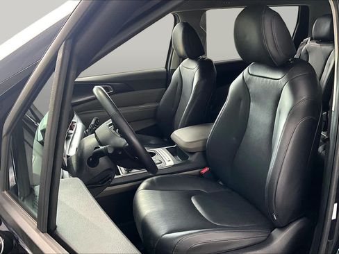 Used 2025 Kia Carnival FWD image 8