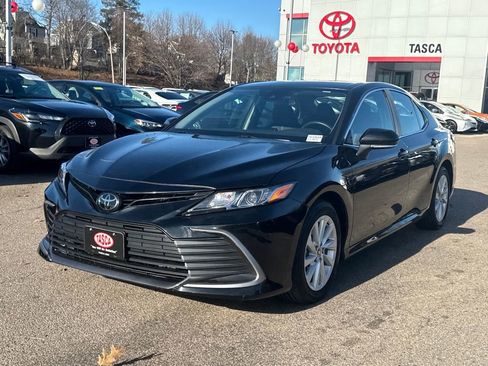 Used 2023 Toyota Camry LE image 3