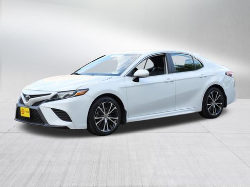 Certified 2020 Toyota Camry SE w/ Cold Weather Package AWD/4WD image 3