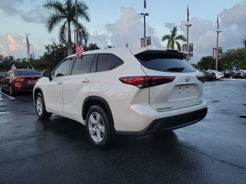 Used 2020 Toyota Highlander LE AWD/4WD image 8