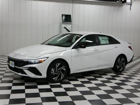 Used 2025 Hyundai Elantra Sport FWD image 4