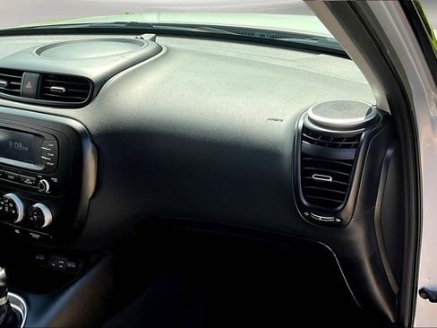 Used 2016 Kia Soul + image 27