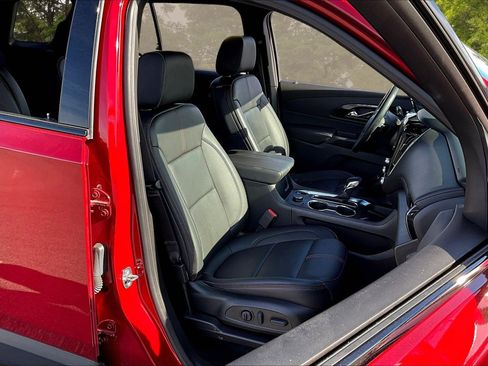 Used 2023 Chevrolet Traverse RS image 33