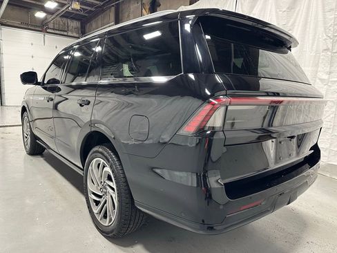 Used 2025 Lincoln Navigator Reserve image 5