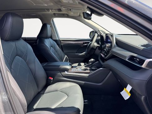 New 2026 Toyota Highlander Platinum AWD/4WD image 17