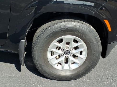 Used 2024 Nissan Frontier SV image 9