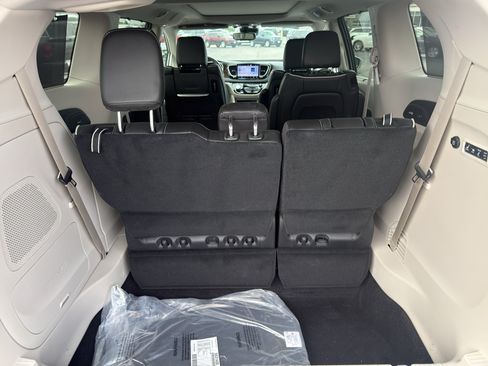 Certified 2022 Chrysler Pacifica Limited w/ Uconnect Theater Family Group AWD/4WD image 12