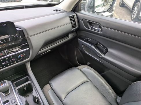 Used 2023 Nissan Pathfinder SL image 18
