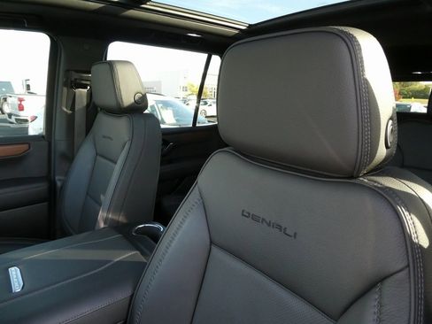 Certified 2025 GMC Yukon Denali image 32