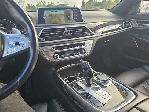 Used 2022 BMW 750i xDrive w/ M Sport Package image 32
