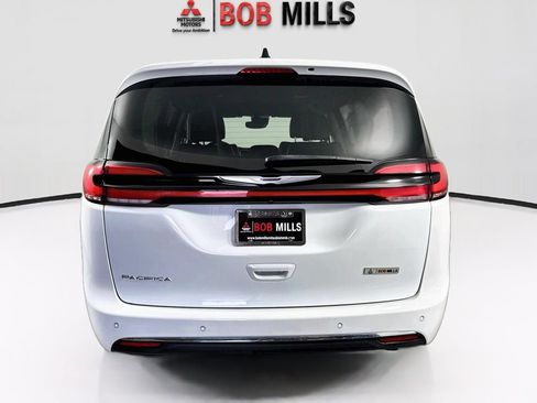 Used 2024 Chrysler Pacifica Touring-L FWD image 6