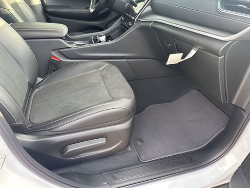 New 2025 Jeep Grand Cherokee Altitude image 16