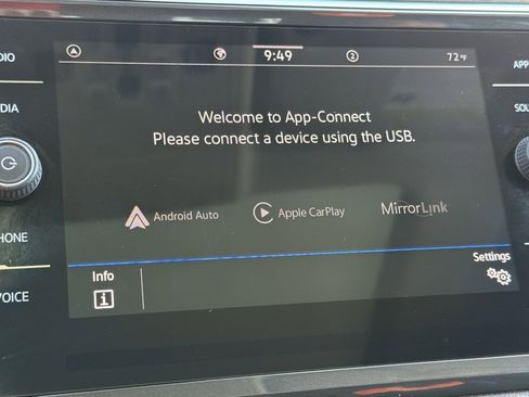 Used 2023 Volkswagen Tiguan SE w/ Panoramic Sunroof Package image 11