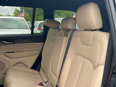 Used 2023 Jeep Grand Cherokee Limited w/ Luxury Tech Group II AWD/4WD image 24
