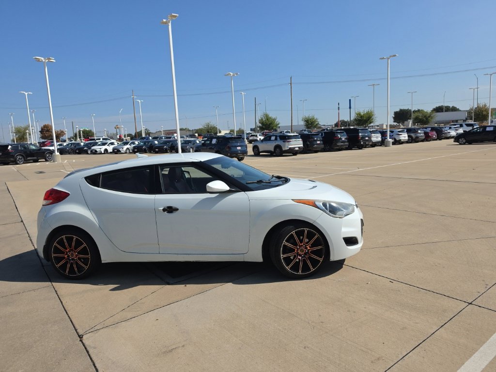 Used 2012 Hyundai Veloster FWD image 2