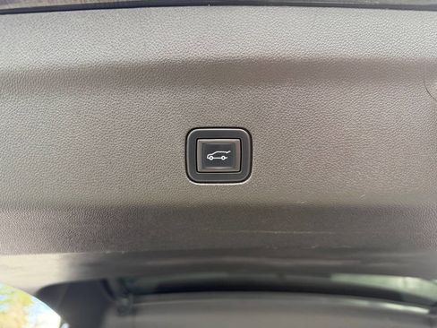 Used 2022 Cadillac Escalade Sport Platinum image 9