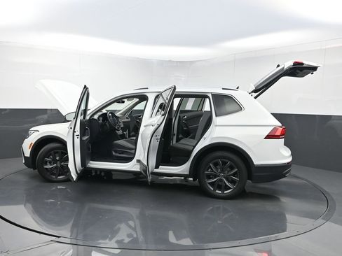 Used 2024 Volkswagen Tiguan SE image 35