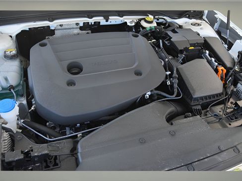 Certified 2025 Volvo XC40 B5 Plus w/ Protection Package Premier image 31