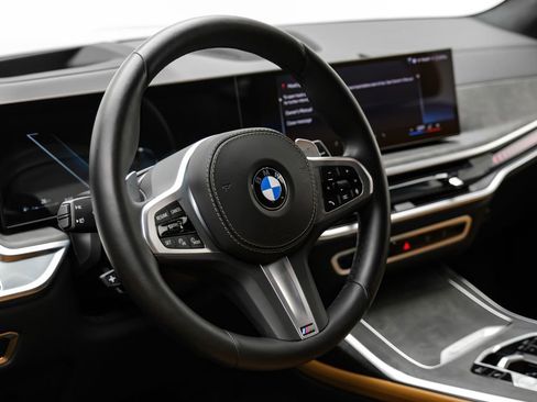 Used 2025 BMW X7 xDrive40i w/ M Sport Package AWD/4WD image 18