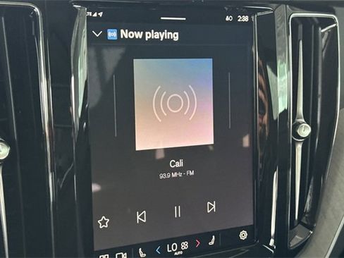 Used 2025 Volvo XC60 B5 Plus image 21