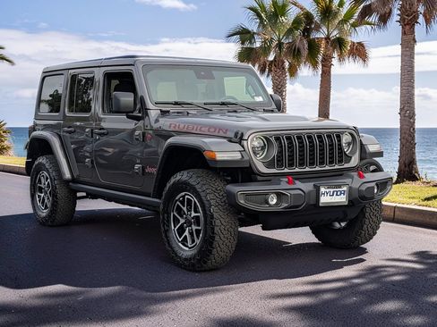 Used 2025 Jeep Wrangler Unlimited Rubicon w/ Convenience Group AWD/4WD image 3