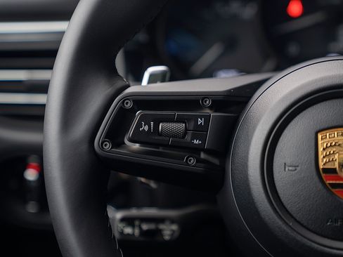 Certified 2026 Porsche Macan AWD/4WD image 7