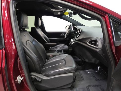 Used 2023 Chrysler Pacifica Touring-L w/ S Appearance Package FWD image 10