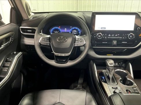 Used 2023 Toyota Highlander Platinum image 5