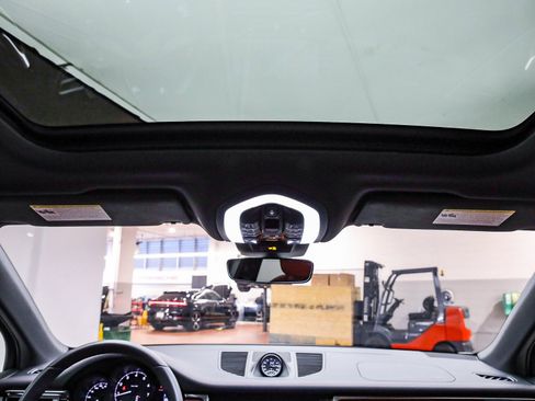 Used 2025 Porsche Macan image 20