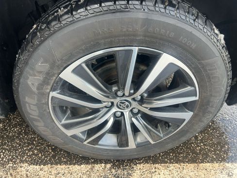 Used 2021 Toyota Venza LE w/ Carpet Mat Package (TMS) image 17