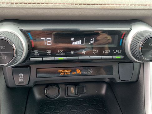 Used 2022 Toyota RAV4 XLE image 9