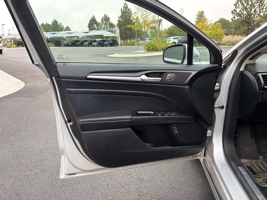 Used 2019 Ford Fusion Energi Titanium FWD image 9