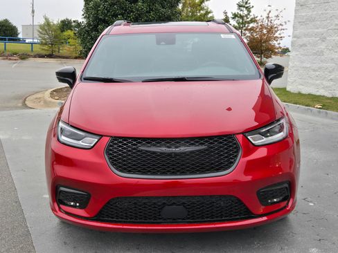 New 2026 Chrysler Pacifica Limited w/ Uconnect Theater Family Group image 2