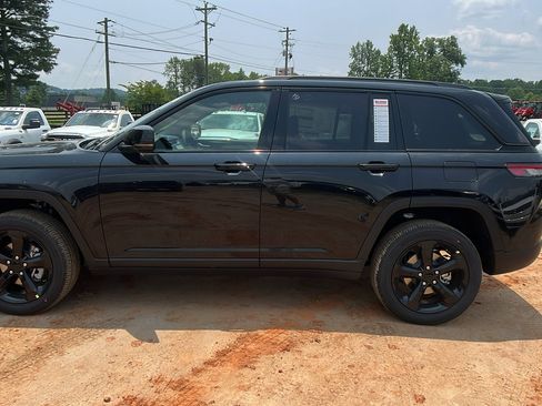 New 2025 Jeep Grand Cherokee 4WD image 11