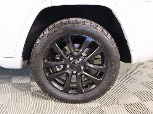 Used 2020 Jeep Grand Cherokee Altitude image 19