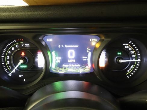 Used 2024 Jeep Wrangler Unlimited image 13