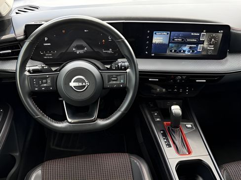 Used 2025 Nissan Kicks SR FWD image 11