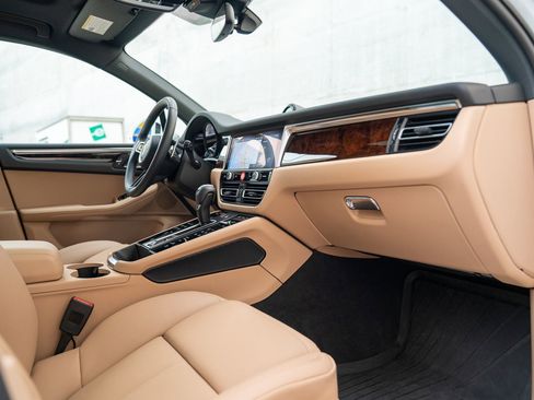 Used 2025 Porsche Macan image 26