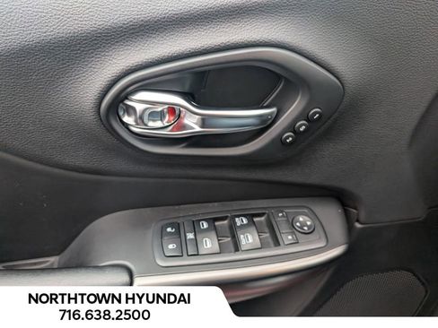 Used 2019 Jeep Cherokee Limited image 30