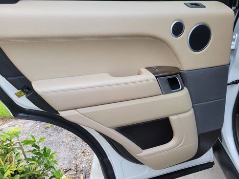 Used 2016 Land Rover Range Rover Sport SE image 25