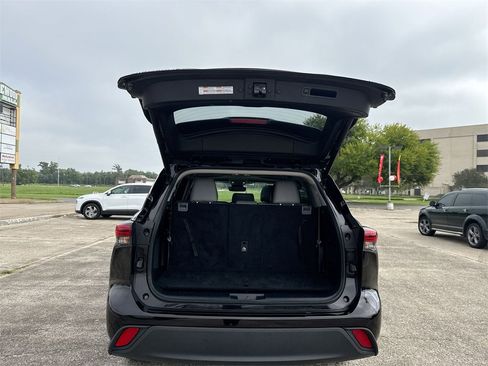 Used 2022 Toyota Highlander XLE image 35