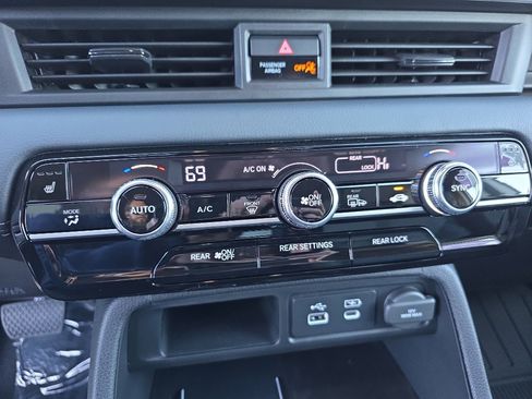 New 2025 Honda Pilot Touring image 23