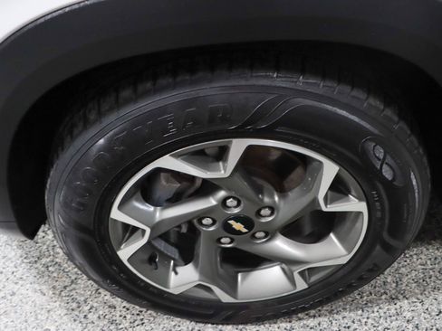 Used 2024 Chevrolet Trax LT w/ Sunroof Package FWD image 11
