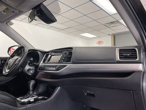 Used 2019 Toyota Highlander LE AWD/4WD image 9