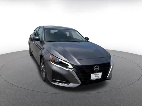 Used 2025 Nissan Altima 2.5 SV FWD image 3