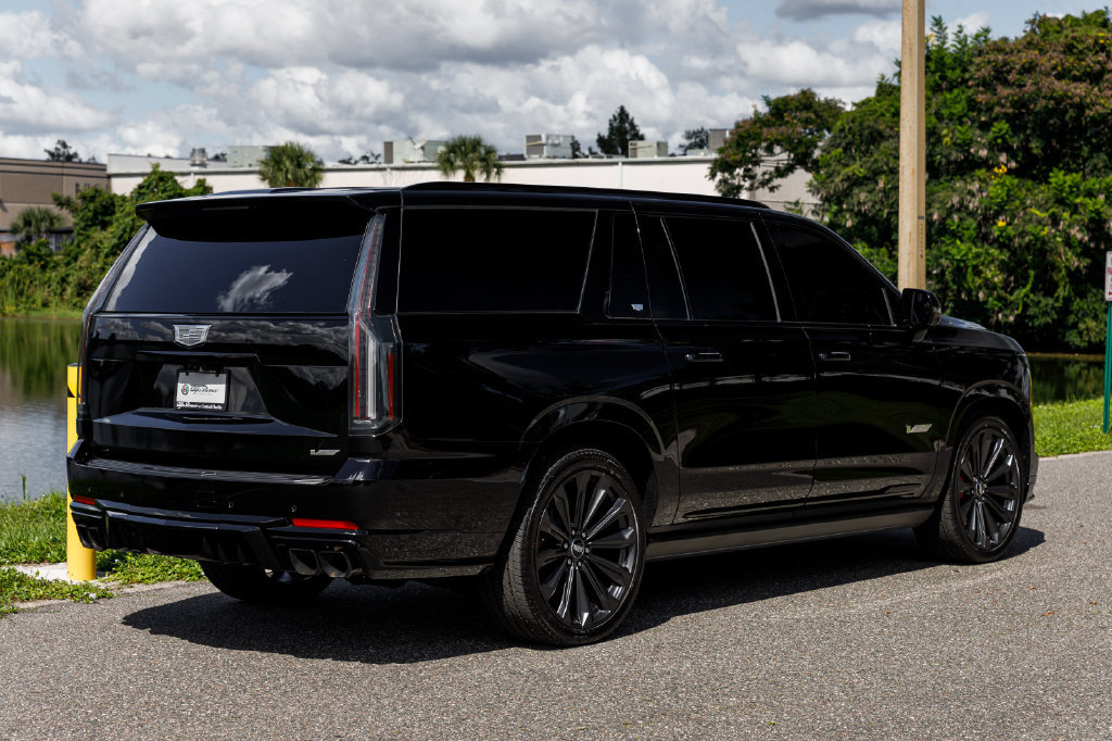 Used 2025 Cadillac Escalade ESV V AWD/4WD image 3