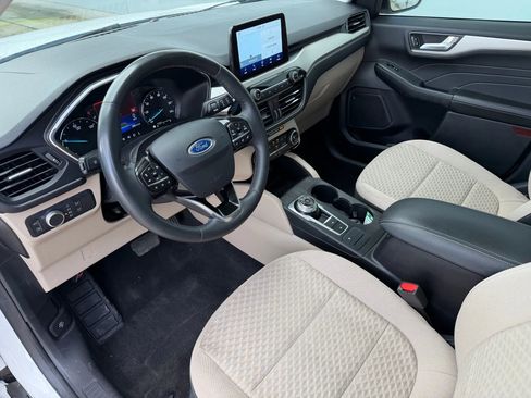 Used 2021 Ford Escape SE w/ SE Sport Appearance Package image 10