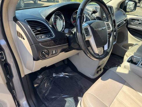 Used 2016 Chrysler Town & Country LX image 10
