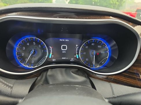 Used 2023 Chrysler Pacifica Limited FWD image 8